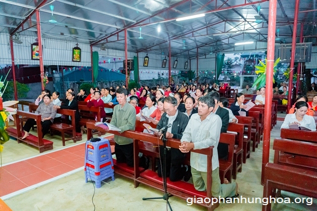 Cộng đoàn sốt sắng cử hành các giờ Chầu Thánh Thể