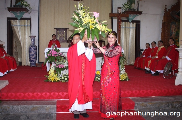 Cha phó Giuse đón nhận lẵng hoa của giáo xứ Dị Nậu