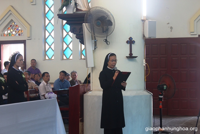 Chị Tổng phụ trách Maria Mai Thị Hà bày tỏ tâm tình tri ân quý Đức cha, quý cha và cộng đoàn