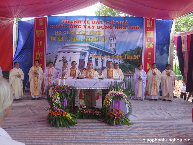 Đức cha Gioan Maria chủ tế Thánh lễ