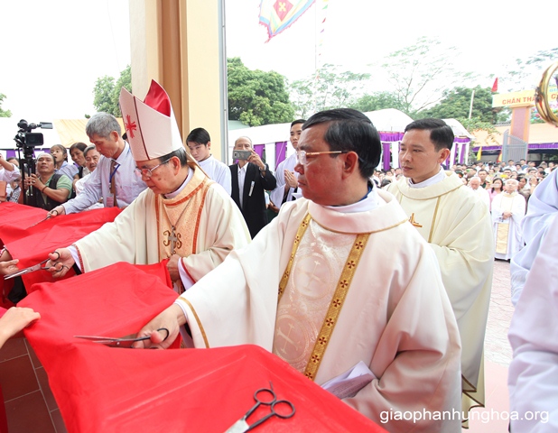 Cắt băng khánh thành