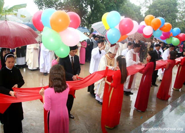 Cắt băng khánh thành