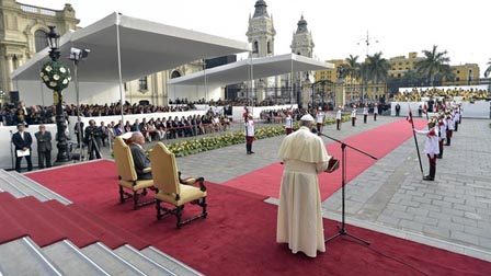 Đức Thánh Cha Gặp Chính Quyền Peru