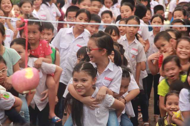 Các em hào hứng vui chơi