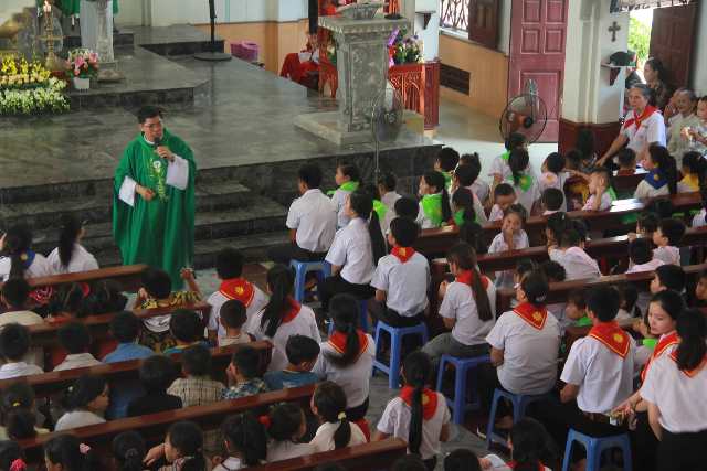 Cha Vinhsơn Phạm Văn Công giảng trong Thánh lễ