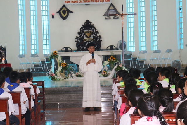 Thầy Phêrô Nguyễn Văn Sơn giúp các em tĩnh tâm xét mình