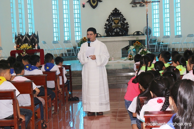 Thầy Phó tế Giuse Đỗ Văn Kiêm giúp các em học hỏi về gương các Thánh Tử đạo Việt Nam