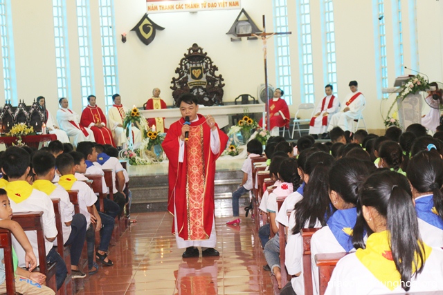 Cha Gioan Baotixita Kiều Văn Phú chia sẻ với các em trong Thánh lễ