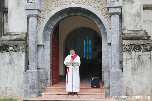 Thầy Phó tế Giuse Đỗ Văn Kiêm chủ sự nghi thức chúc lành cho đoàn hành hương