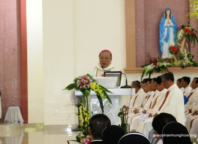 Đức cha Antôn Vũ Huy Chương giảng trong Thánh lễ