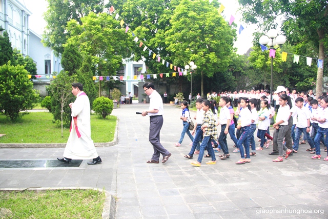 Đoàn hành hương tiến vào nhà thờ