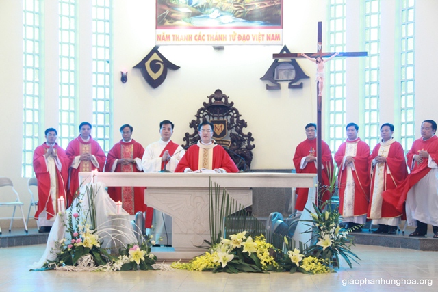Cha Phêrô Nguyễn Đình Đền ngỏ lời trước Thánh lễ