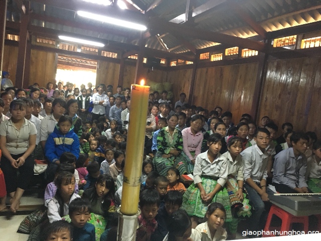 Dù đang gặp khó khăn thử thách nhưng anh chị em Hmong vẫn tham dự Thánh lễ sốt sáng