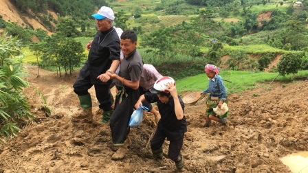 Chuyến Viếng Thăm Của Đức Cha Anphong Nguyễn Hữu Long Tại Giáo Họ Sùng Đô – Nơi Bị Thiệt Hại Nặng Nề Sau Cơn Bão Số 3