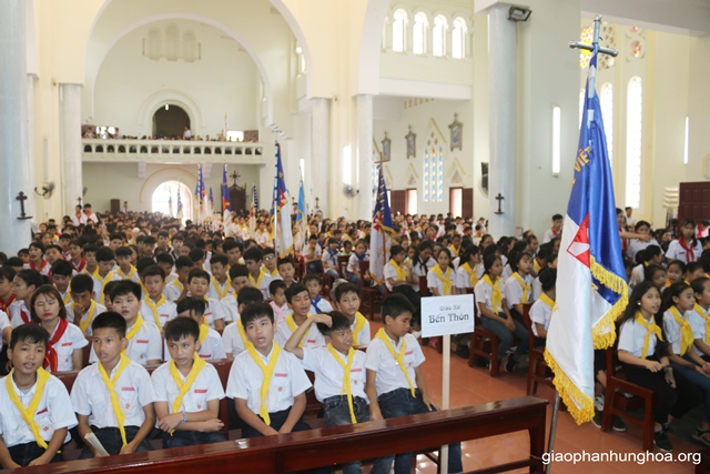 Các em tham dự Thánh lễ sốt sáng