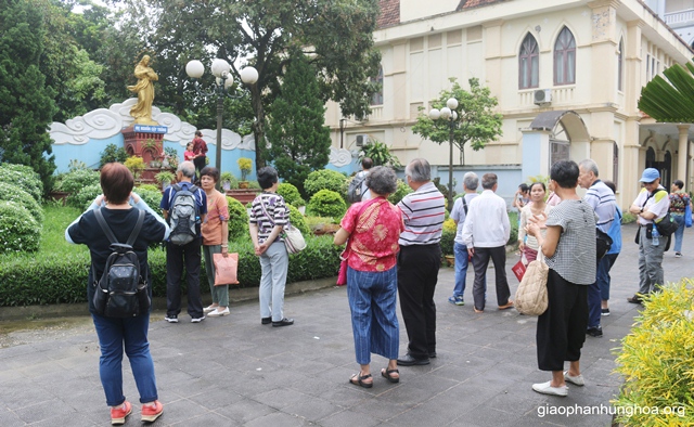 Anh chị em giáo dân Hồng Kông thăm quan khuôn viên nhà thờ Chính tòa 