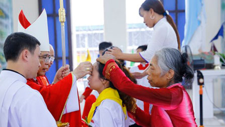 Giáo xứ Tình Lam cử hành Thánh lễ ban bí tích Thêm Sức cho 197 em
