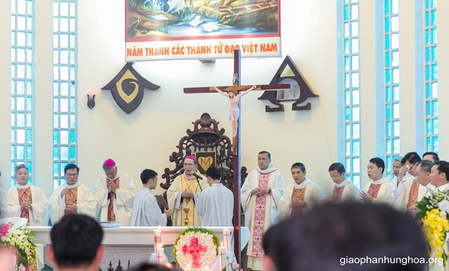 Đức cha Gioan Maria ngỏ lời trước Thánh lễ