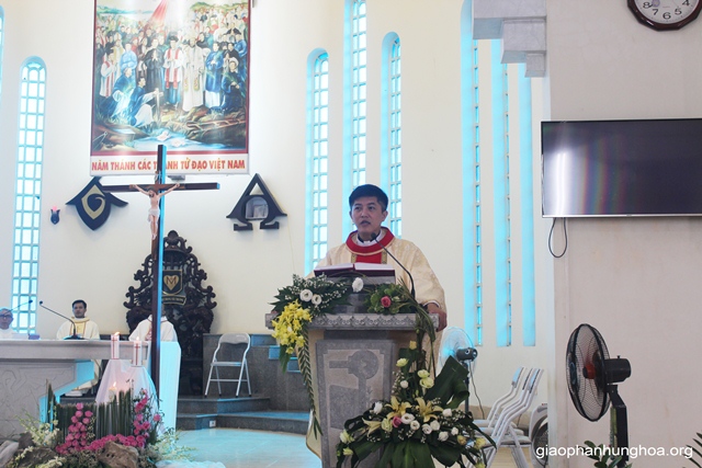 Cha Giuse Nguyễn Thiết Thắng giảng trong Thánh lễ
