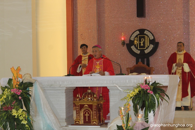 Đức cha Anphong Nguyễn Hữu Long chủ tế Thánh lễ