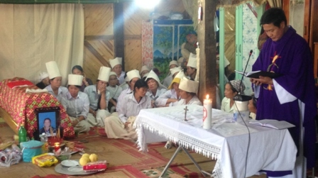 Thánh lễ an táng cho người công giáo dân tộc Tày tại thôn Bản Tạo, xã Đồng Khê, huyện Văn Chấn, tỉnh Yên Bái