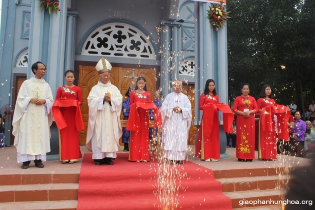 Nghi thức cắt băng khánh thành ngôi nhà thờ giáo họ Phù Hiên