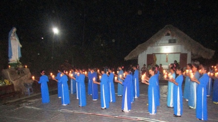 Đội Hoa Hội Mân Côi Giáo Xứ Phù Lao Dâng Hoa Kính Đức Mẹ Tại Giáo Họ Xương Bồ