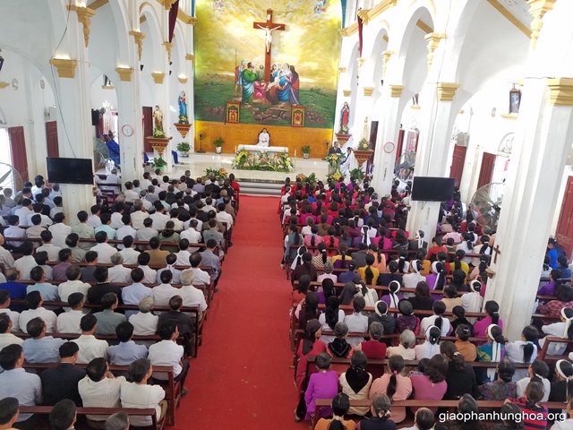 Cộng đoàn tham dự Thánh lễ mừng Các Thánh Nam Nữ vào sáng thứ năm ngày 01.11