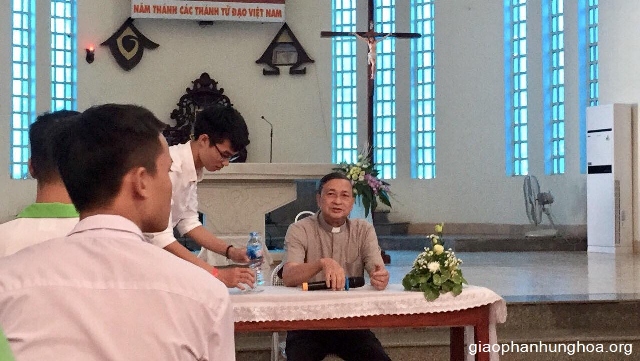 Cha xứ Phêrô Phùng Văn Tôn gặp gỡ, chia sẻ với nhóm sinh viên
