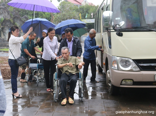 Anh chị em khuyết tật được mọi người chung tay giúp đỡ di chuyển trong ngày hành hương