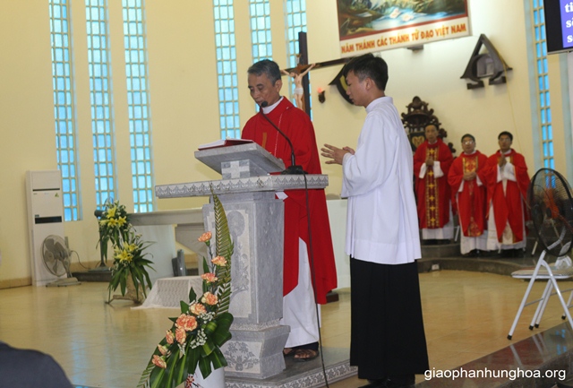 Cha Phanxicô Xaviê Nguyễn Văn Thái công bố Tin Mừng trong Thánh lễ