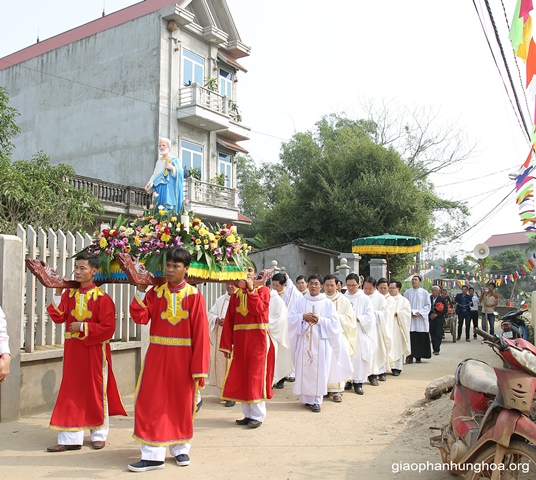 Rước thánh về địa điểm mới