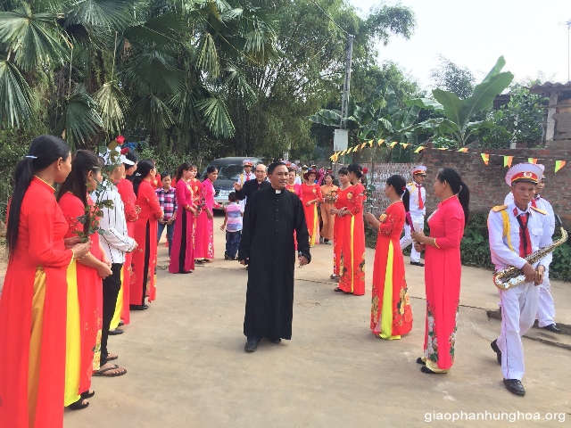 Giáo họ Liên Minh chào đón Đức cha