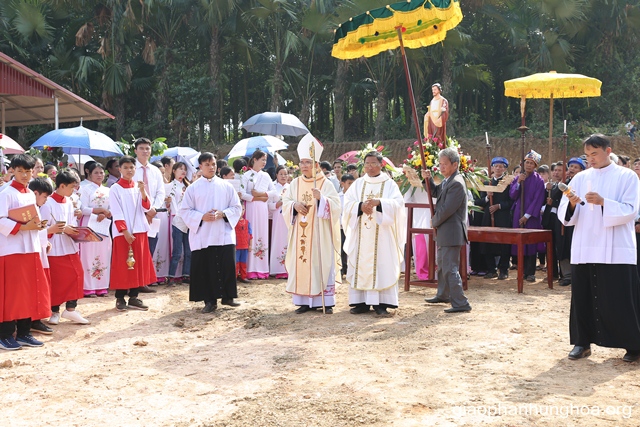 Đức cha Gioan Maria làm phép khu đất mới tại giáo họ Phú Cường