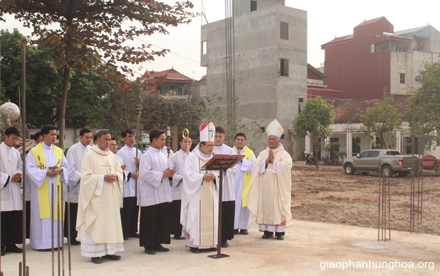 Đức cha Gioan Maria Vũ Tất chủ sự nghi thức khởi công xây dựng Tòa Giám mục