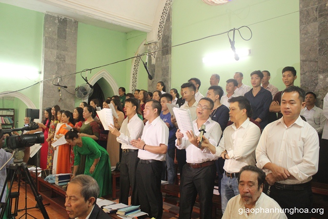 Ca đoàn giáo xứ Sơn Tây phục vụ trong Thánh lễ