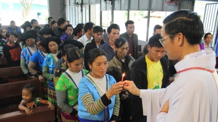 Giáo Xứ Lai Châu: 62 Anh Chị Em Dân Tộc H’Mông Lãnh Nhận Bí Tích Thánh Tẩy