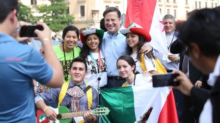Tổng thống Panama vui mừng chào đón Đức Thánh Cha