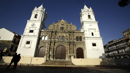 ĐTC thánh hiến bàn thờ mới nhà thờ chính tòa tổng giáo phận Panama
