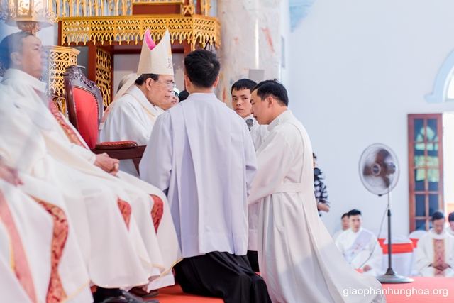 các tiến chức bày tỏ sự vâng phục đối với Đức Giám mục