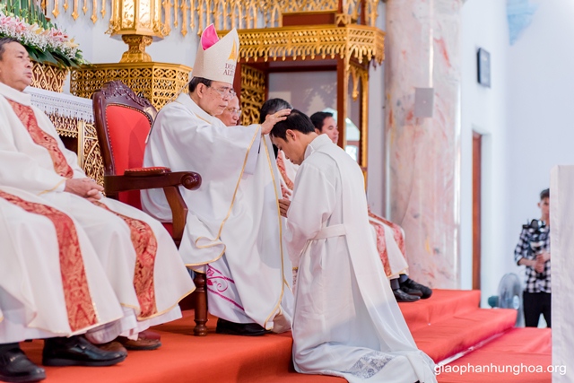 Đức Giám mục đặt tay phong chức Phó tế