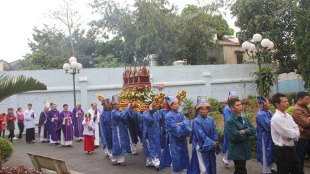 Đức cha Gioan Maria cử hành nghi thức rước hài cốt các Thánh Tử Đạo nhân ngày chầu lượt của Nhà thờ Chính tòa