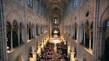 Người hùng cứu các thánh tích vô giá khỏi Nhà thờ Đức Bà Paris đang cháy