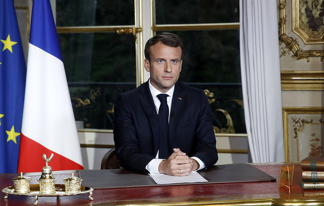 Tổng thống Pháp Emmanuel Macron phát biểu trên truyền hình tối 16-4, cam kết xây lại Nhà thờ Đức bà Paris trong 5 năm - Ảnh: EPA-EFE