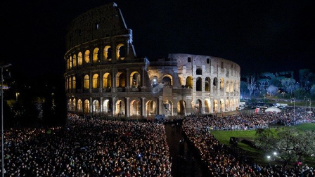 Cùng với Đức giáo hoàng suy niệm Đàng Thánh Giá 2019, tại hý trường Colosseo ở Roma