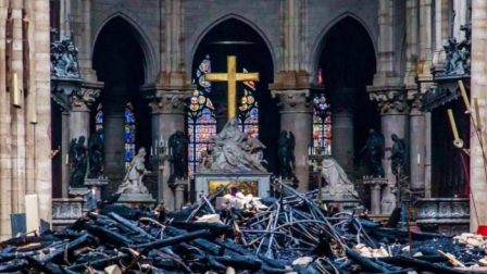 Lòng nhiệt thành sốt mến của người công giáo sau cú sốc Nhà thờ Đức Bà bị cháy