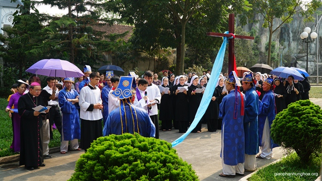 Đi đàng Thánh Giá bên ngoài nhà thờ