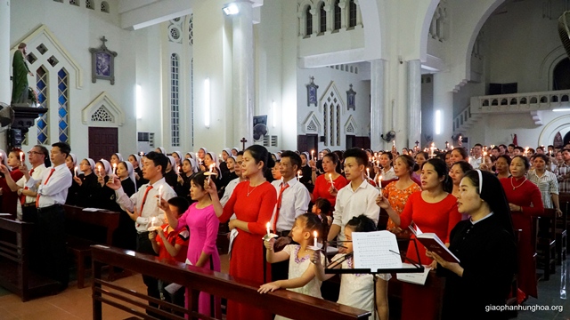 Cộng đoàn giơ cao nến lặp lại lời tuyên xưng đức tin khi lãnh nhận Bí tích Thánh Tẩy