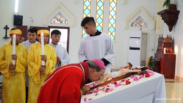 Đức cha Gioan Maria hôn kính Thánh Giá Chúa