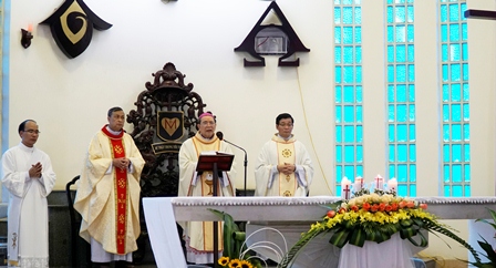 Đức cha Gioan Maria Vũ Tất cử hành Tam Nhật Thánh và Đại lễ Phục Sinh tại Nhà thờ Chính tòa Sơn Lộc
